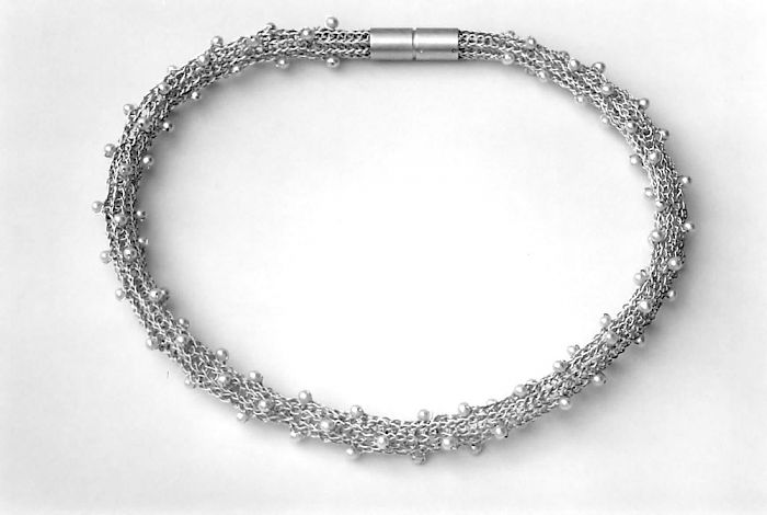 handgestrickte Silberkette mit Süßwasserperlen weiß